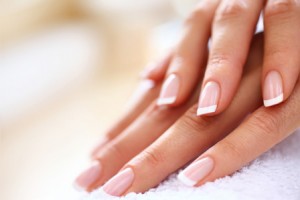 french-manicure-woman-horiz (1)